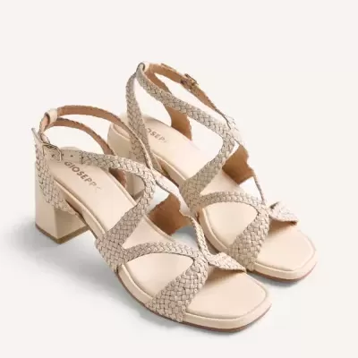 Sandálias de salto médio bege com tiras trançadas e fecho de fivela