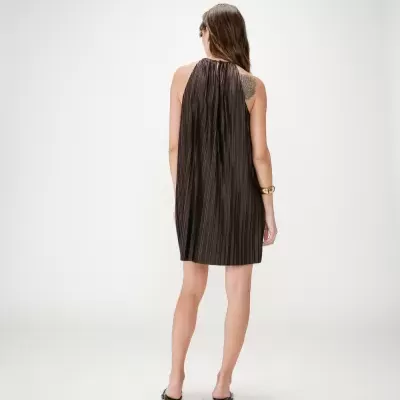Vestido plissado castanho escuro costas nuas