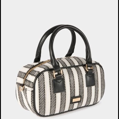 Mala de mão pequena às riscas preto e branco com alças pretas.