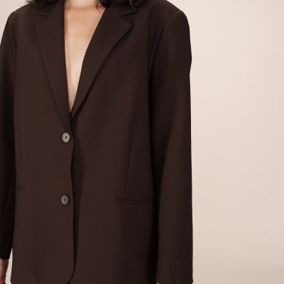 Blazer castanho escuro com dois botões cinzentos e bolso falso