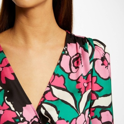 Blusa ou vestido com padrão floral colorido, decote em V e manga franzida