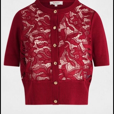 Casaco feminino vermelho com renda e botões dourados