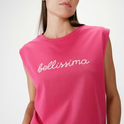 Camiseta rosa com bordado bellissima em branco