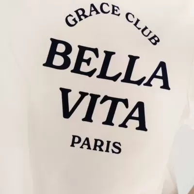 T-shirt branca com texto preto impresso