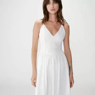 Vestido branco com padrão de broderie e decote em V