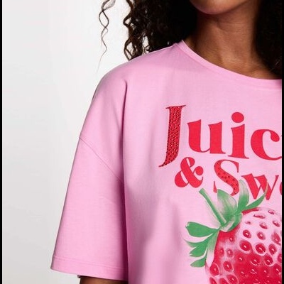Camisola rosa com estampa de morango e texto vermelho