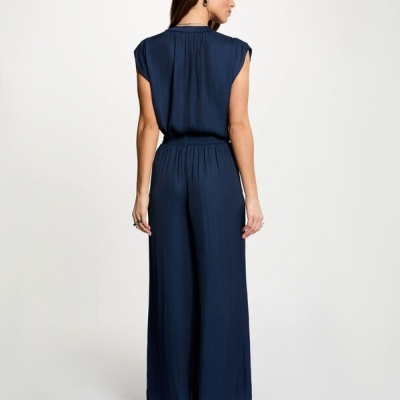 Macacão feminino azul escuro de costas