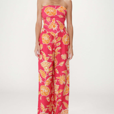 Macacão rosa com estampa floral laranja e amarelo em modelo