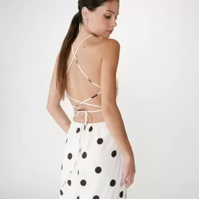 Vestido branco com bolinhas pretas e alças cruzadas nas costas