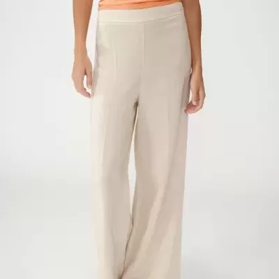 Pantalonas bege claro largas com t-shirt laranja