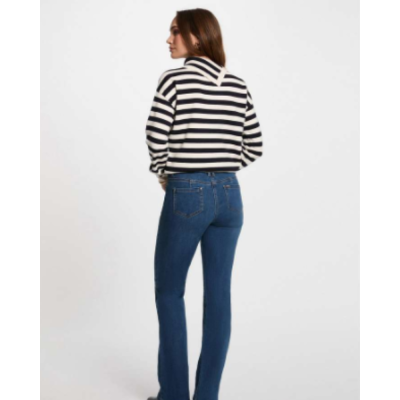 Mulher de costas com camisola às riscas e calças de ganga azuis