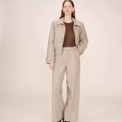 Conjunto feminino bege com casaco e calças largas