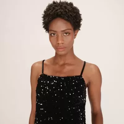 Vestido preto de festa com alças finas e lantejoulas