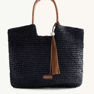 Mala de mão em ráfia preta com asa castanha e pendente decorativo