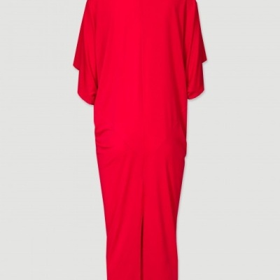 Vestido comprido vermelho com mangas largas e fenda atrás