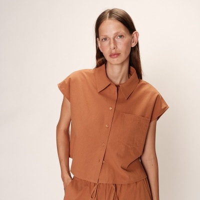 Blusa castanha de algodão com botões e bolso no peito