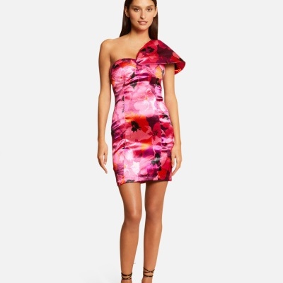 Vestido curto rosa com padrão abstrato e laço num ombro