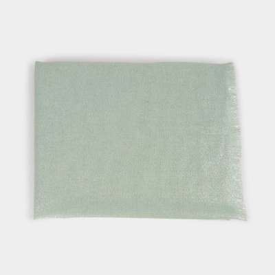 Lenço verde-água com textura fina sobre fundo branco.