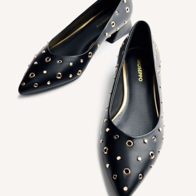 Sapatos pretos em couro com tachinhas douradas e prateadas, salto baixo, marca GIOSEPPO