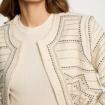 Casaco feminino bege com tachas metálicas e padrões geométricos