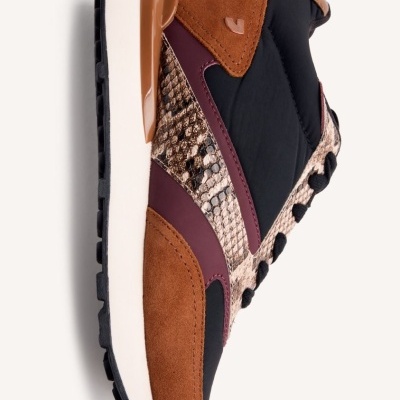 Tênis desportivo masculino castanho, preto e padrão pele de cobra