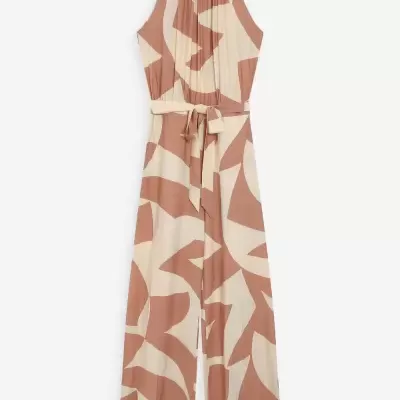 Macacão feminino bege e castanho claro com padrão abstrato e cinto de tecido