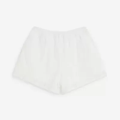 Calções brancos com padrão de pequenos furos e cintura elástica