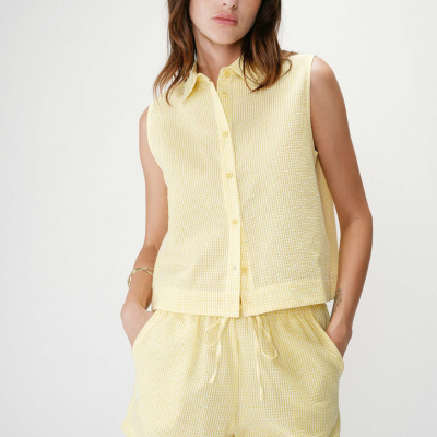 Conjunto feminino amarelo claro com padrão xadrez pequeno