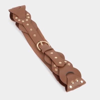 Cinto castanho com tachas douradas e fivela sobre fundo branco