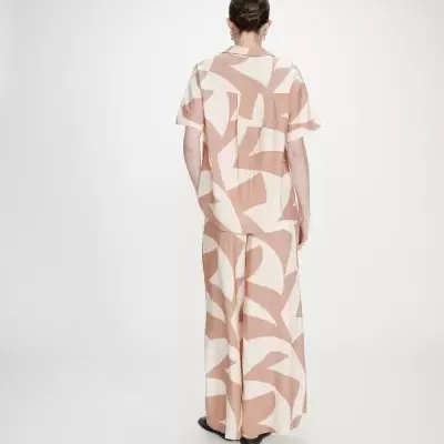 Conjunto feminino de camisa e calças largas com padrão abstrato bege e castanho