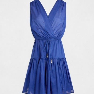 Vestido azul com decote em V e saia rodada