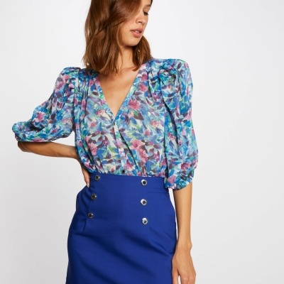 Blusa floral com mangas 3/4 e saia azul royal com botões dourados