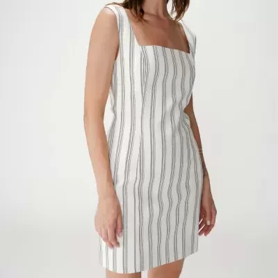 Vestido curto branco com riscas pretas verticais