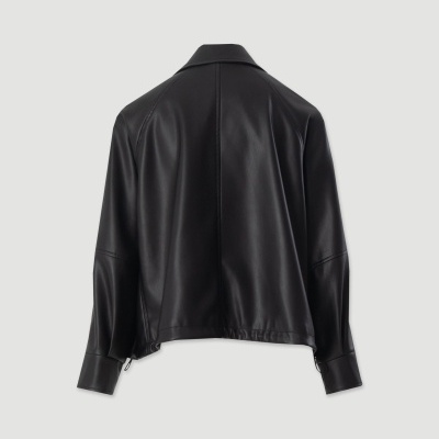 Casaco preto de efeito pele visto de costas