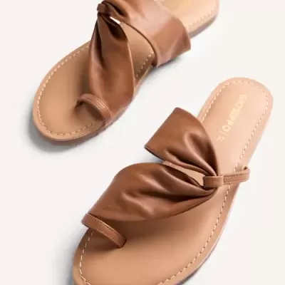 sandálias rasas femininas castanho claro com nó Gioseppo