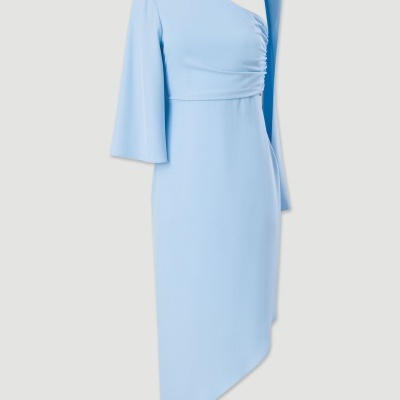 Vestido azul claro assimétrico com manga longa e ombro descoberto