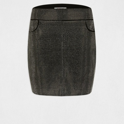 Saia preta curta com padrão de pontos brancos e bolsos falsos