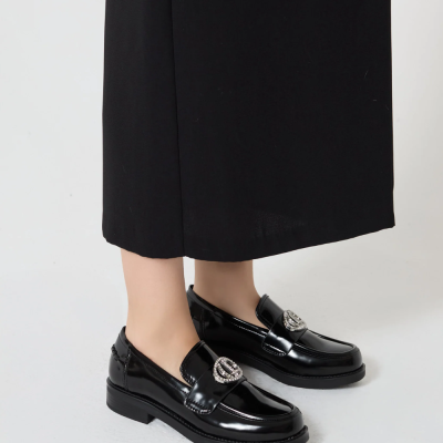 Sapatos pretos mocassim verniz com fivela metálica prateada