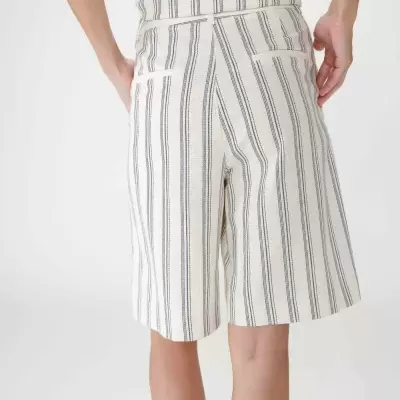 Calções brancos às riscas verticais pretas vistos de costas