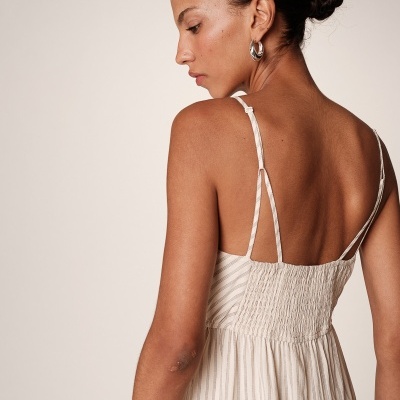 Vestido creme de alças finas com padrão de riscas e franzido nas costas