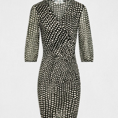 Vestido curto preto com pontos brancos e manga 3/4