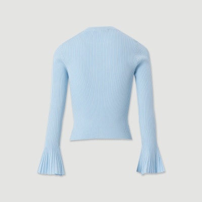 Camisola azul clara de malha vista de costas