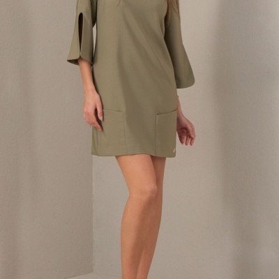 Vestido curto bege com decote em V e mangas 3/4 em fundo neutro