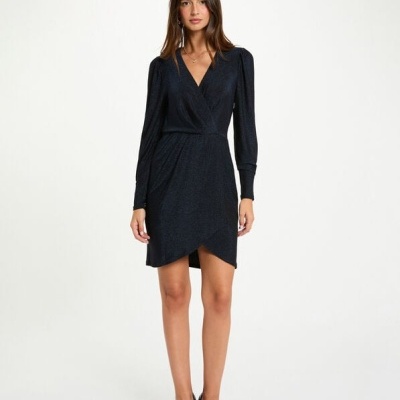 Vestido curto preto com brilho, mangas compridas, decote em V cruzado e corte assimétrico