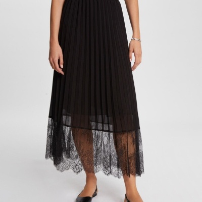 Saia midi preta plissada com renda na bainha