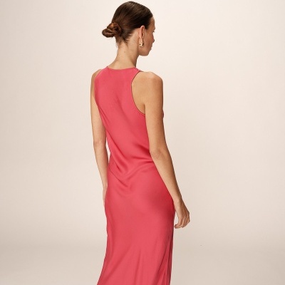 Vestido comprido rosa visto de costas