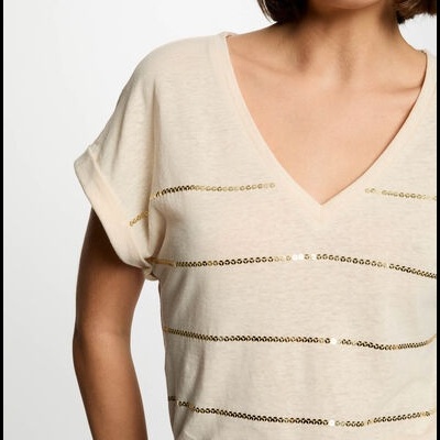 T-shirt feminina bege clara com decote em V e lantejoulas douradas