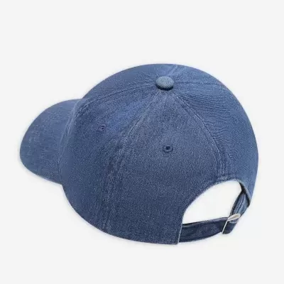 Boné azul de ganga com ajuste traseiro e costuras visíveis.