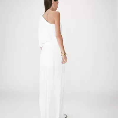 Vestido branco comprido plissado de um ombro só em fundo branco