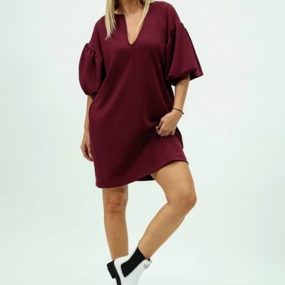 Vestido bordeaux com mangas balão e botas brancas